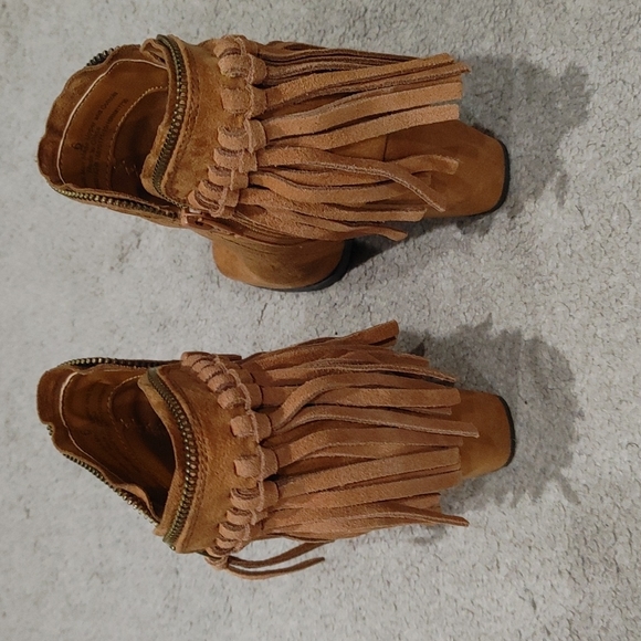 DV By Dolce Vita Fringe Booties Brown EUC Size 6 - Picture 2 of 7